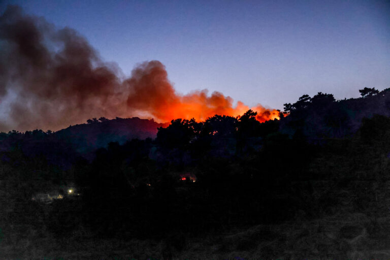 Φωτιά στη Χίο: Νέα αναζωπύρωση στο βουνό Προβατά