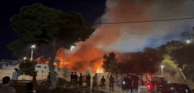 Φωτιά σε πάρκινγκ σκαφών στη Γλυφάδα