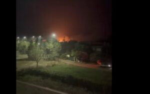 Αλεξανδρούπολη: Φωτιά από κεραυνό κοντά σε σπίτια (Video)