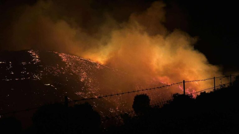Κόλαση φωτιάς στην Εύβοια – Κοντά σε χωριά οι φλόγες (Video)