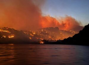 Νύχτα κόλασης σε Ιεράπετρα και Χαλκιδική &#8211;  Εκκενώνται περιοχές, σοκαριστικά βίντεο
