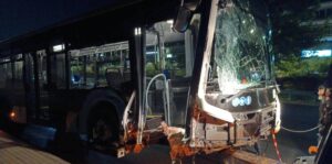 «Ακυβέρνητο» λεωφορείο για 150 μέτρα στη Λ. Βουλιαγμένης &#8211; Ξήλωσε κολώνες, πινακίδες, έπεσε σε περίφραξη (Photos-Video)