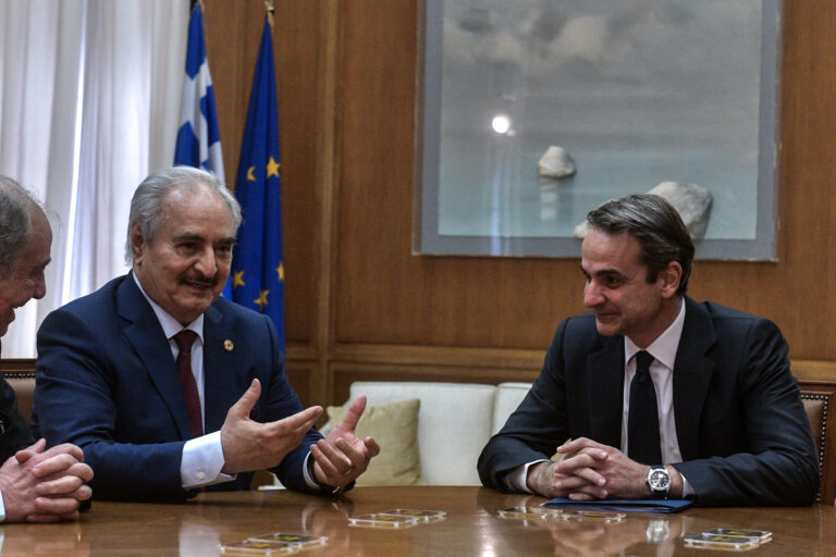 Ανεπιθύμητος ο Πλεύρης από τον Χαφτάρ, που ο Μητσοτακης τάιζε… κοψίδια