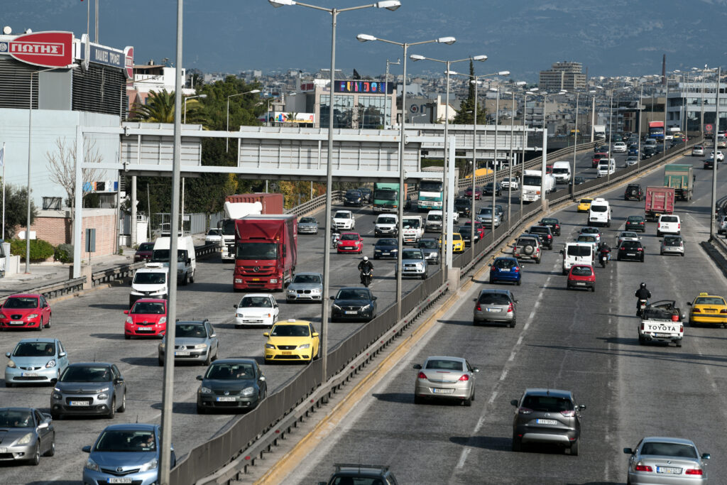 Τροχαίο στην Αθηνών-Λαμίας: Απεγκλωβίστηκε οδηγός – Κλειστή η δεξιά λωρίδα