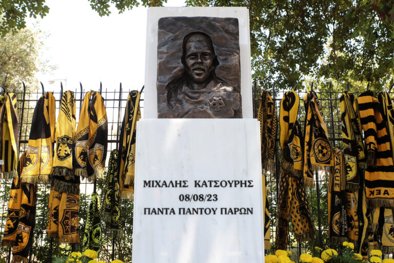 Οι οπαδοί της Ομόνοιας τίμησαν τον Μιχάλη Κατσουρή