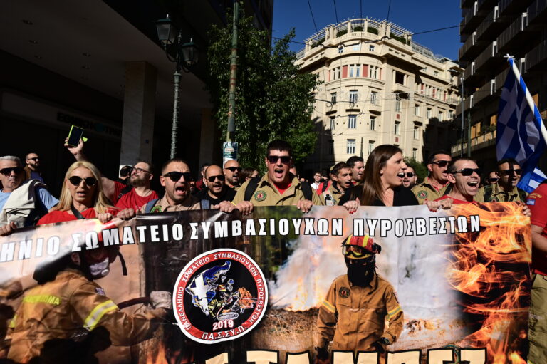 Συμβασιούχοι πυροσβέστες: Aρχίζουν διαμαρτυρίες στο Σύνταγμα ενάντια στην απαξίωση από τον υπουργό Κεφαλογιάννη