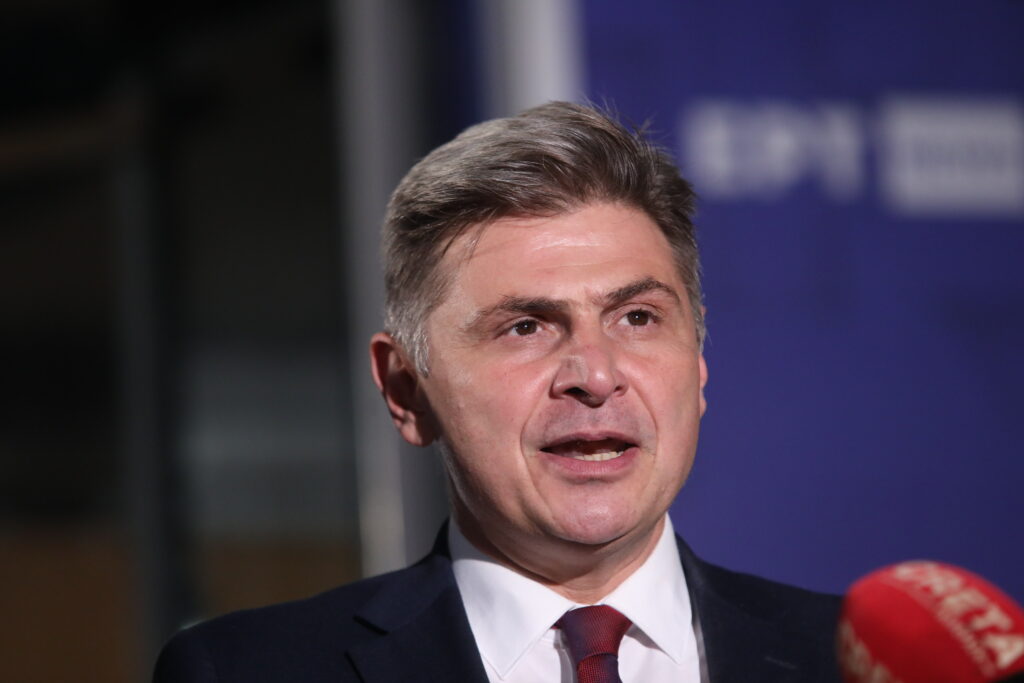 Φαραντούρης: Ερωτηματικά από τον εξωδικαστικό συμβιβασμό Gazprom-ΔΕΠΑ