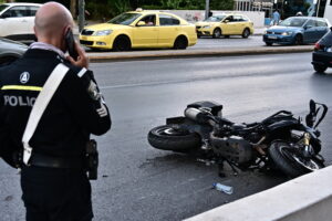 Τροχαίο στην Καλλιθέα: Νεκρός οδηγός μηχανής που έπεσε πάνω σε σταθμευμένο φορτηγό