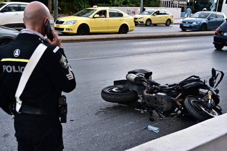 Τροχαίο στην Καλλιθέα: Νεκρός οδηγός μηχανής που έπεσε πάνω σε σταθμευμένο φορτηγό