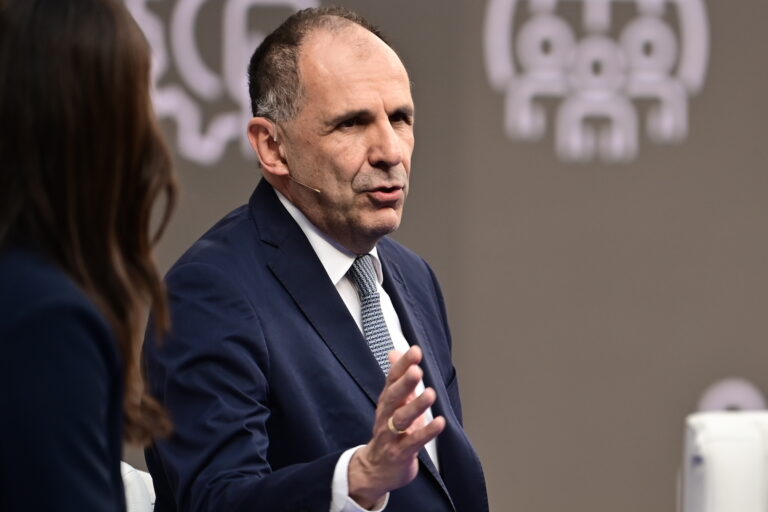 «Διπλωματική δυστοκία» για τον Γεραπετρίτη το φιάσκο με τον Χαφτάρ στη Λιβύη 