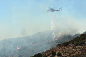 Φωτιά τώρα και στα Κύθηρα: Μήνυμα από το 112 για την παραλία Μελιδόνι &#8211; «Απομακρυνθείτε προς Δρυμώνα»