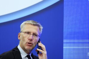 Ο Σκέρτσος πανηγυρίζει τις ανύπαρκτες επιτυχίες της κυβέρνησης