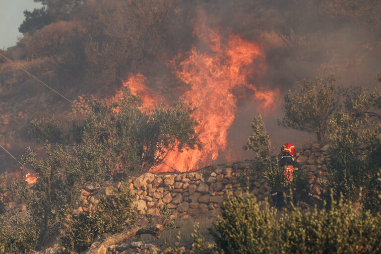 Ιεράπετρα: Οκτώ άτομα στο νοσοκομείο εξαιτίας της πυρκαγιάς