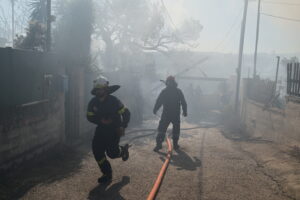 Ραφήνα: Ανεξέλεγκτη η φωτιά &#8211; Κάηκαν σπίτια, κλειστή η Μαραθώνος (Videos)