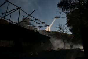 «Η φωτιά έχει διανύσει μια περίπου 5-6 χιλιόμετρα», λέει ο δήμαρχος Σπάτων-Αρτέμιδας στο documentonews.gr