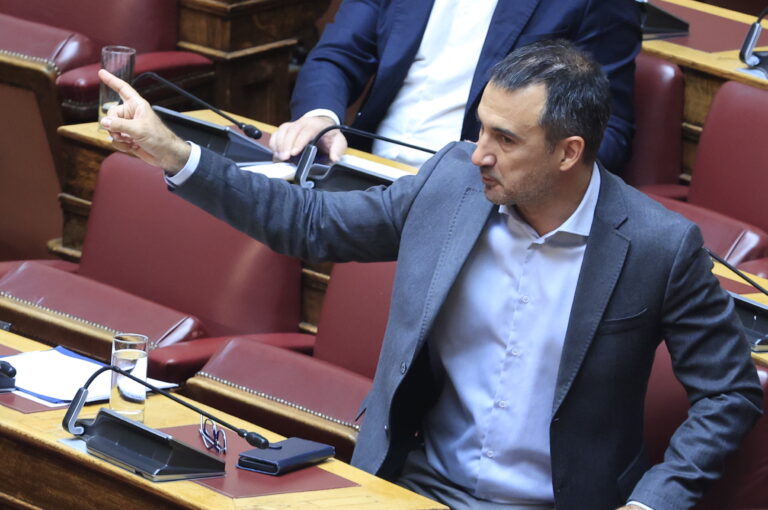 Χαρίτσης: «Δημιουργούν κλίμα ηθικού πανικού και δεν μπορούν να δώσουν ένα πιάτο φαγητό στους πρόσφυγες»
