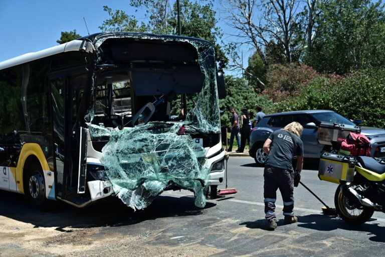 Τροχαίο στην Παραλιακή: Σοκαριστικές εικόνες από τα δύο λεωφορεία που συγκρούστηκαν (Photos – Video)
