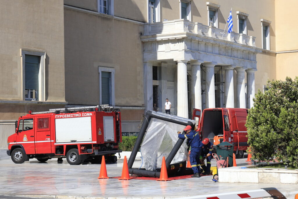 Συναγερμός για ύποπτο φάκελο έξω από τη Βουλή