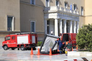 Συναγερμός για ύποπτο φάκελο έξω από τη Βουλή
