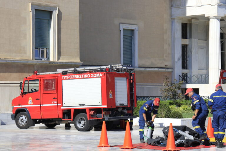 Ύποπτος φάκελος έξω από τη Βουλή: Είχε ως παραλήπτη πολιτικό πρόσωπο – Οι πρώτες πληροφορίες
