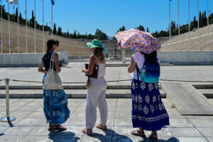 Καιρός: Ακραία ζέστη και άνεμοι «Foehn» αυξάνουν τον κίνδυνο για φωτιές &#8211; Ποιες περιοχές είναι στο «κόκκινο»