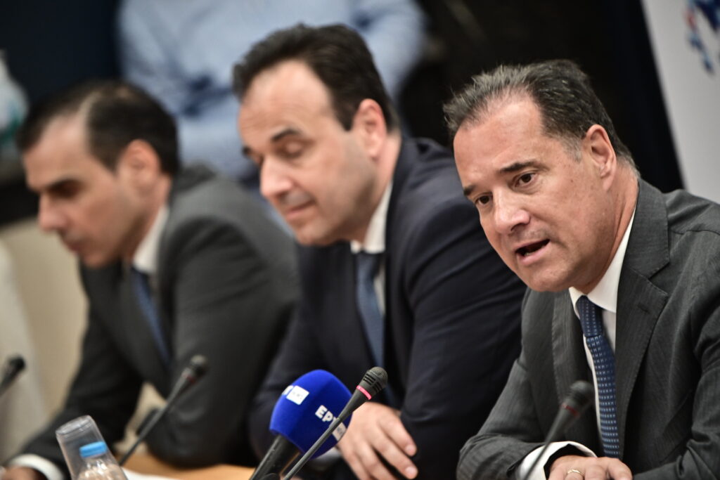 Ψηφιακά φύκια παρουσίασε ο Άδωνης Γεωργιάδης για τα νοσοκομεία