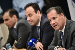 Ψηφιακά φύκια παρουσίασε ο Άδωνης Γεωργιάδης για τα νοσοκομεία