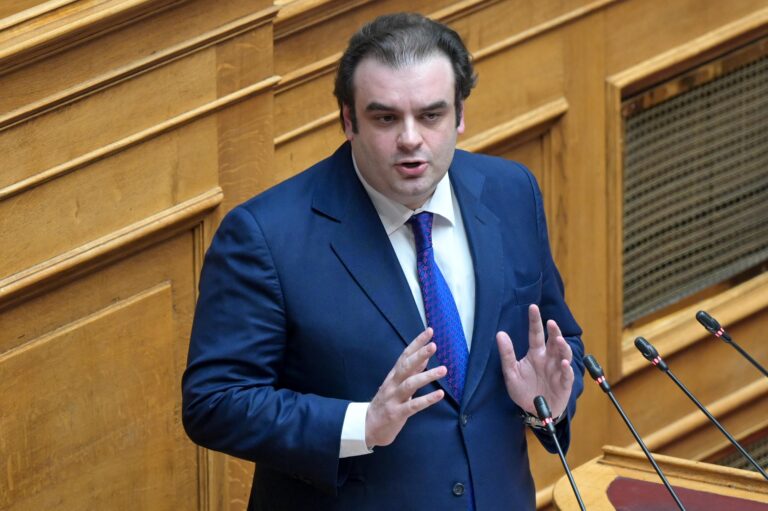 Πιερρακάκης σε αντιπολίτευση και τρολ: «Δεν είστε μόνο συκοφάντες, είστε και αδιάβαστοι»