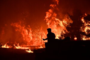 Νύχτα αγωνίας στον Ωρωπό: Στο έλεος των ανέμων η φωτιά