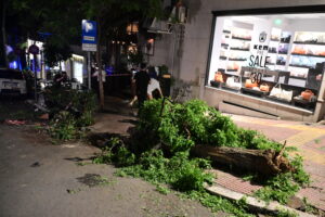 Κολωνάκι: Τζιπ γλίστρησε και έπεσε σε εστιατόριο &#8211; 10 τουλάχιστον τραυματίες (Photos)