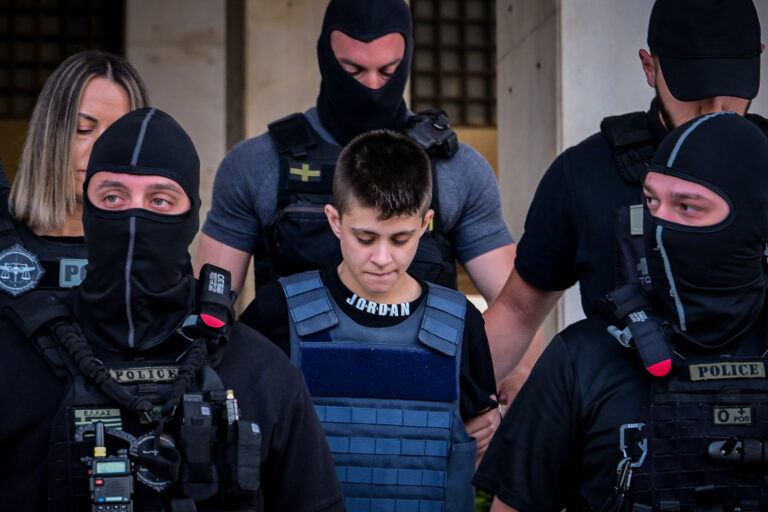 Η Μουρτζούκου στα δικαστήρια Πάτρας υπό δρακόντεια μέτρα ασφαλείας – Αποδοκιμασίες από συγκεντρωμένους (Video)