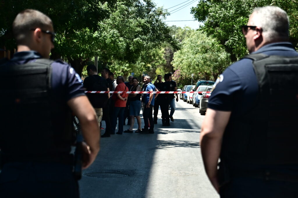 Κολωνός: Σκηνές Άγριας Δύσης με πυροβολισμούς και δύο τραυματίες σε καφετέρια
