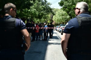 Κολωνός: Σκηνές Άγριας Δύσης με πυροβολισμούς και δύο τραυματίες σε καφετέρια