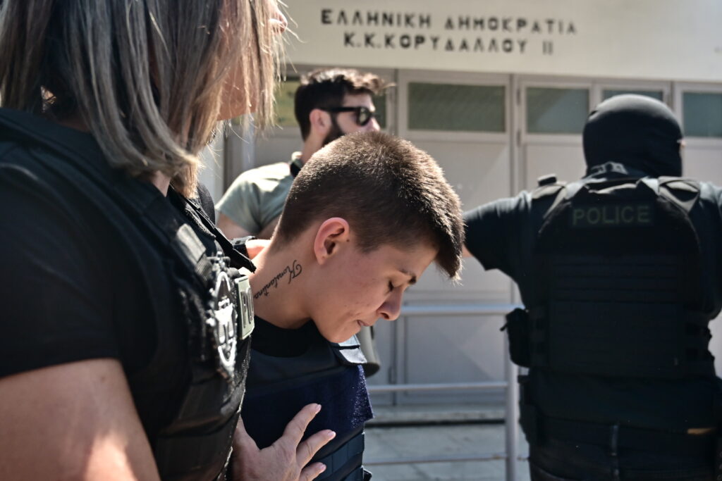Στον Κορυδαλλό η Μουρτζούκου – Βγήκε με σκυμμένο το κεφάλι από τη ΓΑΔΑ (Video)