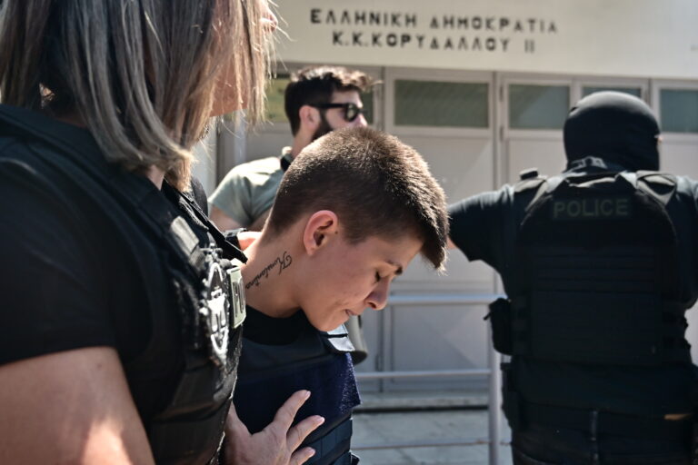 Στον Κορυδαλλό η Μουρτζούκου – Βγήκε με σκυμμένο το κεφάλι από τη ΓΑΔΑ (Video)