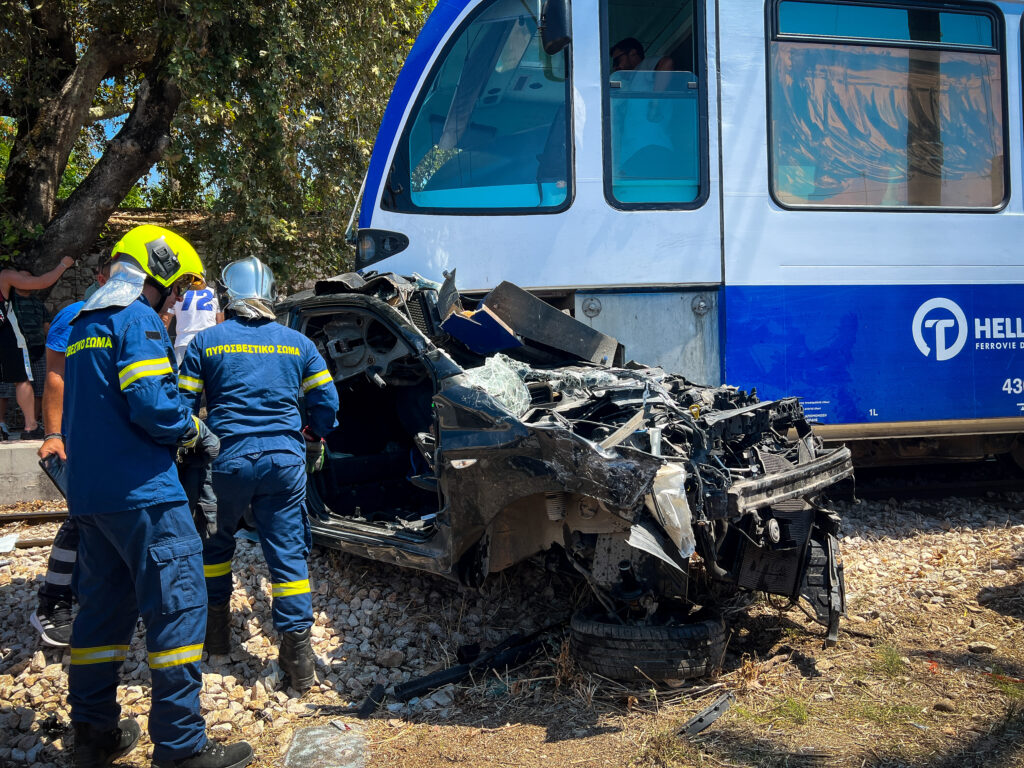 Πάτρα: Σοκαριστικό βίντεο από τη σύγκρουση προαστιακού με αυτοκίνητο