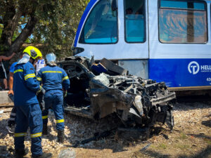 Πάτρα: Σοκαριστικό βίντεο από τη σύγκρουση προαστιακού με αυτοκίνητο