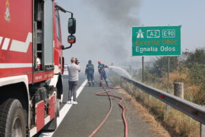 Φωτιά τώρα στο Νησελούδι Ημαθίας &#8211; Καίει παραπλεύρως της Εγνατίας Οδού