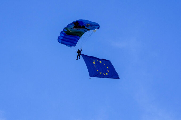 EE: Το λόμπι των όπλων πιέζει για ένα «ελάχιστο» προϋπολογισμό 100 δισεκατομμυρίων ευρώ το χρόνο