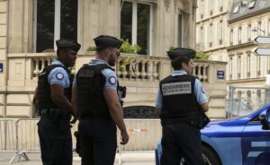 Γαλλία: Έφοδος της Αστυνομίας στα κεντρικά γραφεία του ακροδεξιού «Εθνικού Συναγερμού»