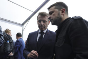 Ο Ζελένσκι ζήτησε πυραύλους από τον Μακρόν και εκπαίδευση Ουκρανών πιλότων σε Μιράζ