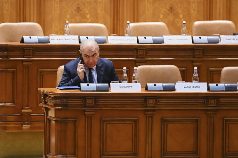 Ρουμανία: Φοροεπιδρομή από την κυβέρνηση Μπολοζάν μετά την ψήφο εμπιστοσύνης