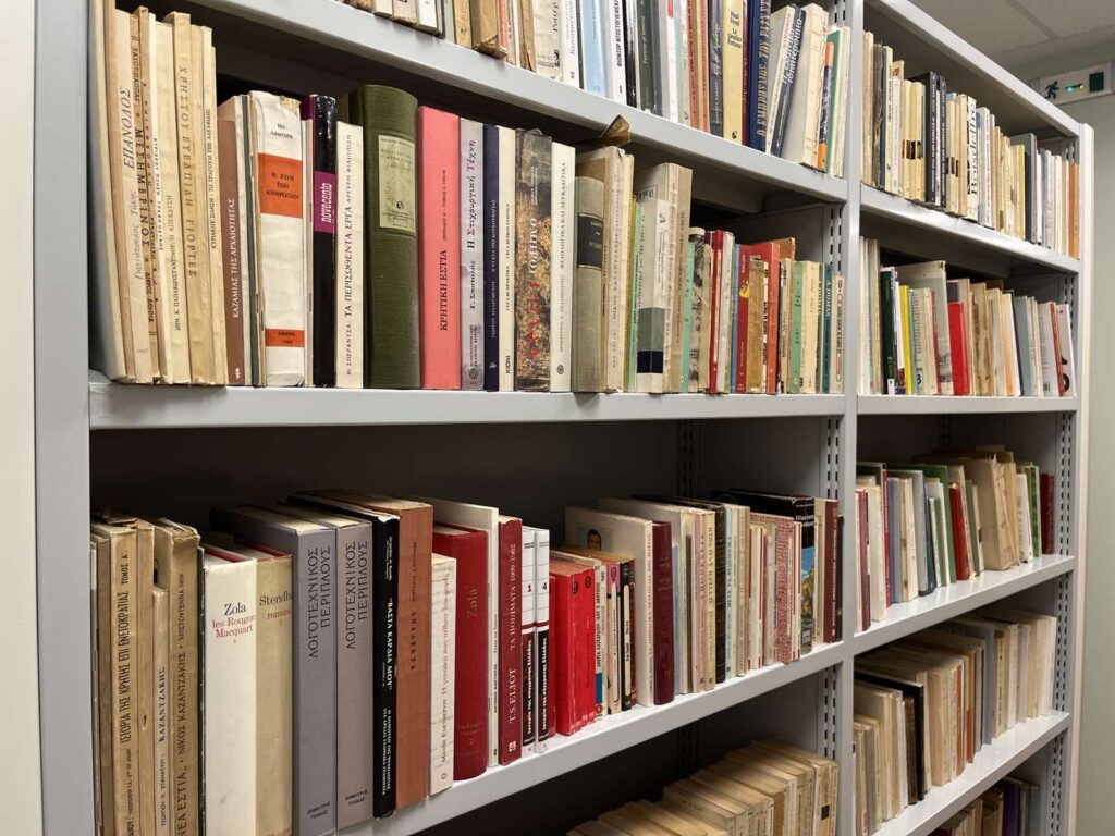 Η βιβλιοθήκη της Μαρίνας Λαμπράκη – Πλάκα δωρίζεται στον δήμο Ηρακλείου