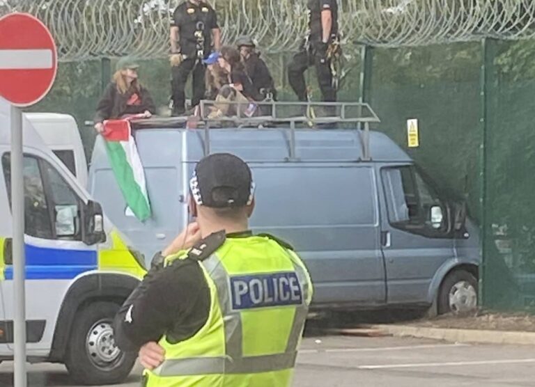 Σκωτία: Τρεις συλλήψεις ακτιβιστών που έριξαν βαν σε φράχτη αμυντικής βιομηχανίας που σχετίζεται με το Ισραήλ