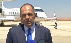 Ποια ιδιότητα έχει ο Χαφτάρ για να τον επισκεφθεί επίσημα ο Γεραπετρίτης;