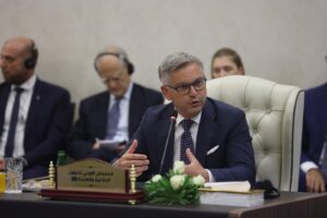 Γυρίζει και το άλλο μάγουλο στον Χαφτάρ η Κομισιόν &#8211; Απάντηση χάδι μετά τη «σφαλιάρα»