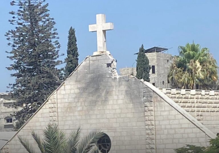 Γάζα: Η Γαλλία καταδικάζει τον ισραηλινό βομβαρδισμό εκκλησίας, που τελεί υπό «ιστορική προστασία» της