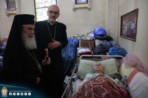 Γάζα: Ο Πατριάρχης Ιεροσολύμων επισκέφθηκε τους τραυματίες της εκκλησίας που βομβαρδίστηκε από το Ισραήλ