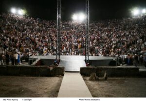 Τους καλούμε για να μας προσβάλλουν