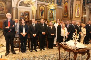Με κόκκινη γραβάτα στο πένθος Ελλήνων και Κυπρίων ο Λοβέρδος